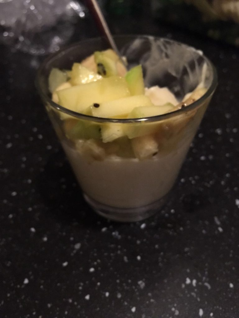 der Nachtisch: ein komplett selbst zubereiteter Quarkpudding mit tropischem Fruchtsalat