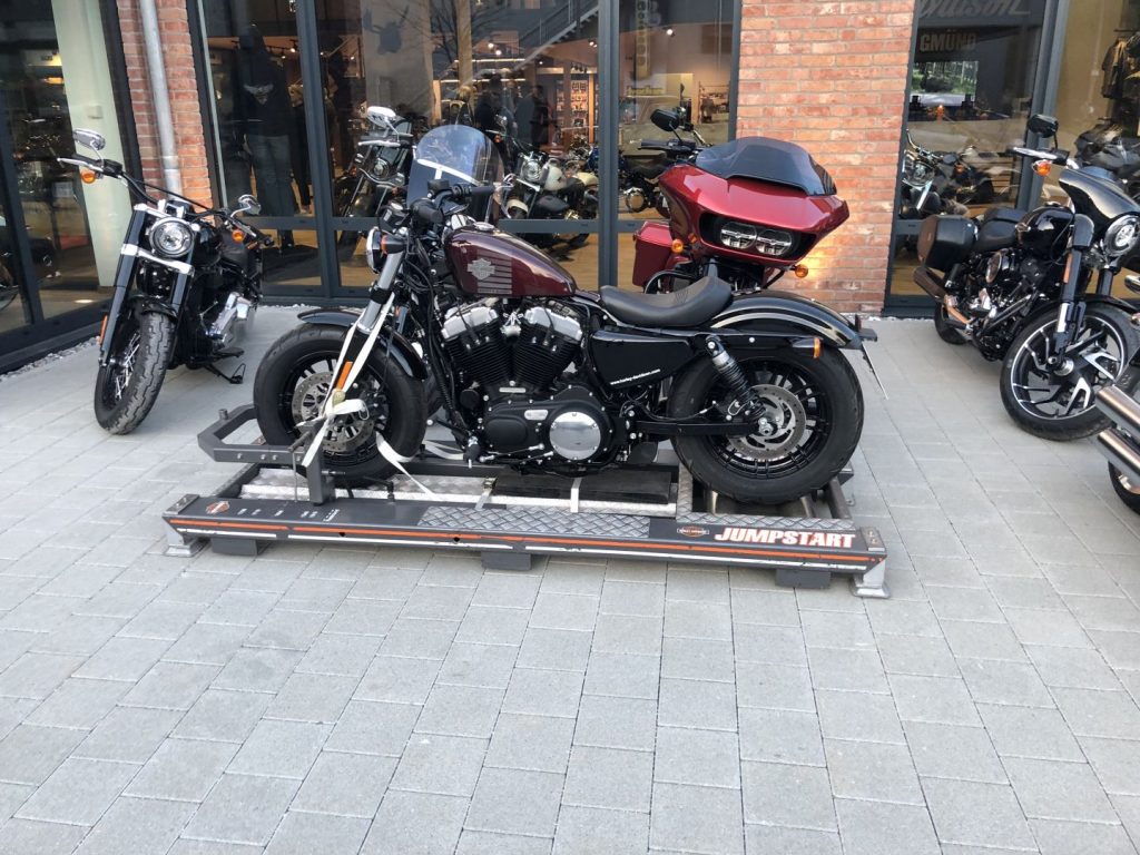 Harley-Davidson Motorräder vor dem Laden in Schwäbisch Gmünd